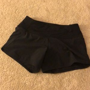 •black athletic shorts•